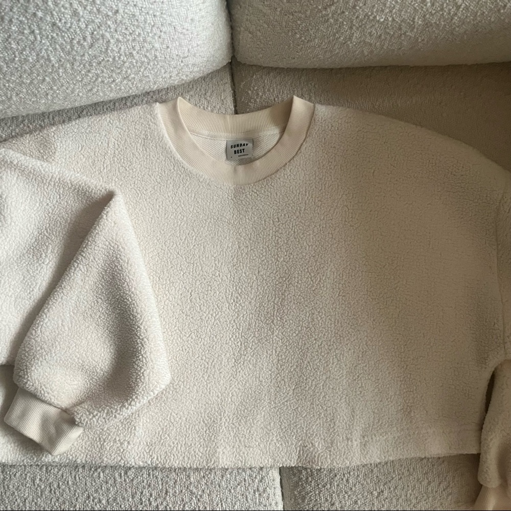 Aritzia Sunday Best Cream Fuzzy Comfy Cropped Crewneck (M)